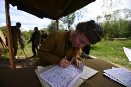 Новгородская область, Тесово-Нетыльское.  Участники  VII международного военно-исторического фестиваля, посвященного боям апреля-мая 1942 года за коридор снабжения в районе прорыва 2 Ударной Армии.