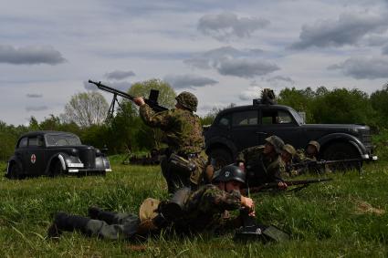 Новгородская область, Тесово-Нетыльское.  Участники  VII международного военно-исторического фестиваля, посвященного боям апреля-мая 1942 года за коридор снабжения в районе прорыва 2 Ударной Армии.