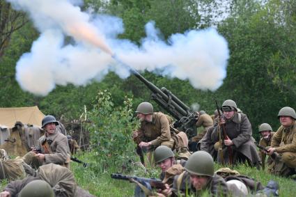 Новгородская область, Тесово-Нетыльское.  Участники  VII международного военно-исторического фестиваля, посвященного боям апреля-мая 1942 года за коридор снабжения в районе прорыва 2 Ударной Армии.