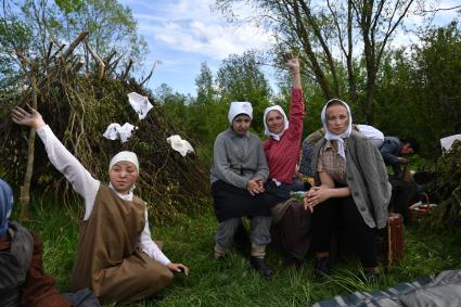 Новгородская область, Тесово-Нетыльское.  Участники  VII международного военно-исторического фестиваля, посвященного боям апреля-мая 1942 года за коридор снабжения в районе прорыва 2 Ударной Армии.