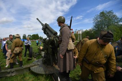 Новгородская область, Тесово-Нетыльское.  Участники  VII международного военно-исторического фестиваля, посвященного боям апреля-мая 1942 года за коридор снабжения в районе прорыва 2 Ударной Армии.