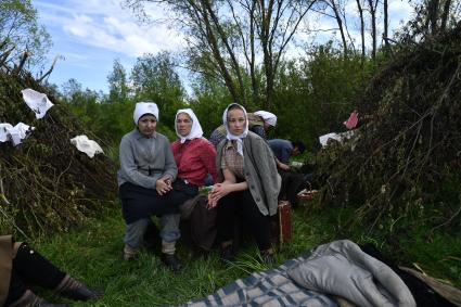 Новгородская область, Тесово-Нетыльское.  Участники  VII международного военно-исторического фестиваля, посвященного боям апреля-мая 1942 года за коридор снабжения в районе прорыва 2 Ударной Армии.