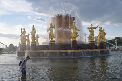 Москва. Фонтан `Дружба народов` на ВДНХ после реставрации.