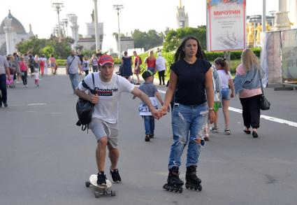 Москва. Люди гуляют на ВДНХ.