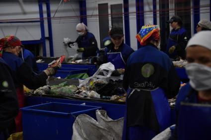 Москва. Сортировка мусора на территории мусоросортировочного комплекса `ЭкоЛайн`.