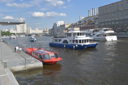 Москва.   Прогулочный катер на Москве-реке.