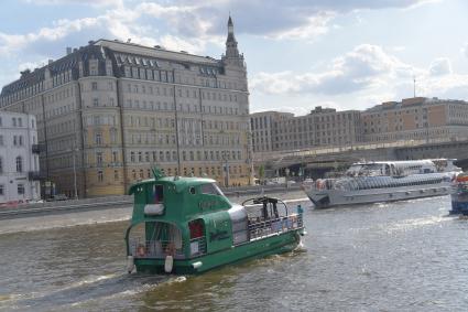 Москва.   Прогулочный катер на Москве-реке.