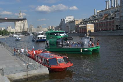 Москва.   Прогулочный катер на Москве-реке.