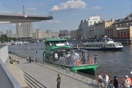 Москва.   Прогулочный катер на Москве-реке.