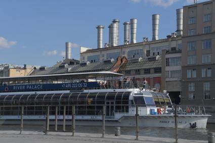 Москва. Прогулочный катер на Москве-реке.