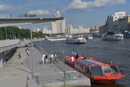 Москва.   Прогулочный катер на Москве-реке.