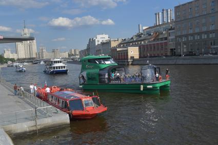 Москва.   Прогулочный катер на Москве-реке.