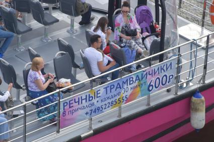 Москва. Прогулочный катер на Москве-реке.
