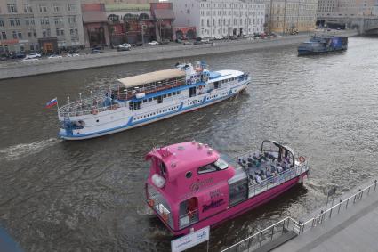 Москва.   Прогулочный катер на Москве-реке.