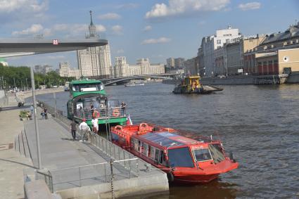 Москва.   Прогулочный катер на Москве-реке.