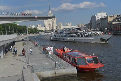 Москва.   Прогулочный катер на Москве-реке.