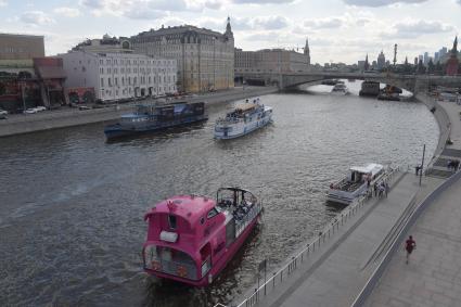 Москва.   Прогулочный катер на Москве-реке.