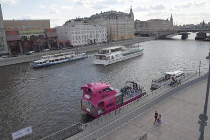 Москва.   Прогулочный катер на Москве-реке.