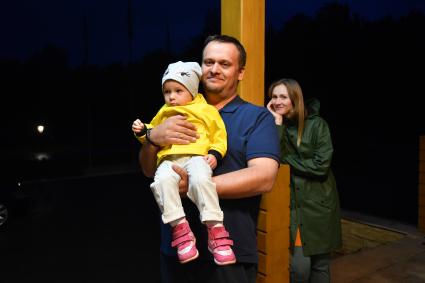 Великий Новгород.  Губернатор Новгородской области Андрей Никитин  у себя дома с женой  и дочкой.