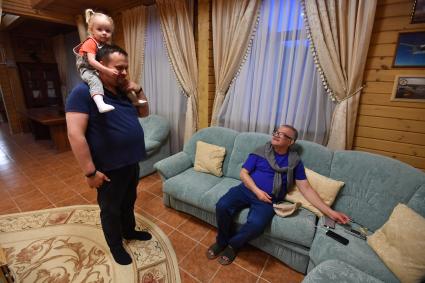 Великий Новгород. Губернатор Новгородской области Андрей Никитин у себя дома с дочкой.