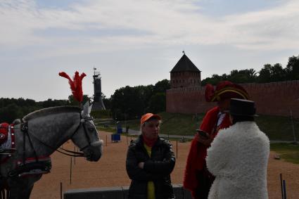 Великий Новгород. Артисты в костюмах исторических персонажей у стен  Новгородской крепости.