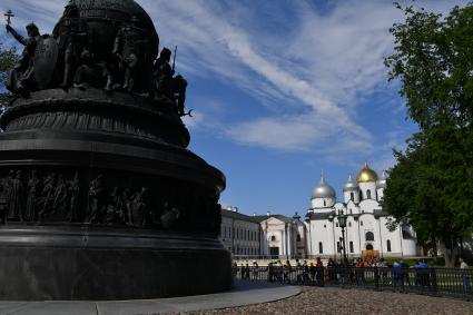 Великий Новгород.  У памятника `Тысячелетие России`.