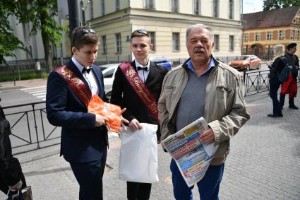 Великий Новгород.  Корреспондент `Комсомольской правды` Александр Гамов с выпускниками одной из школ города.