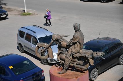 Великий Новгород.  Памятник мотоциклисту на улице города.