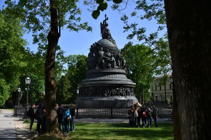 Великий Новгород.  Школьники у памятника `Тысячелетие России`.