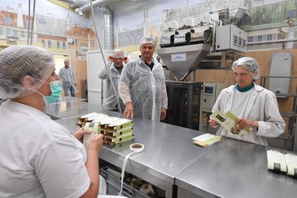 Великий Новгород. Корреспондент `Комсомольской правды` Александр Гамов и губернатор Новгородской области Андрей Никитин  ( в центре) во время посещения  фабрики `Медовый дом` в селе  Мойка.