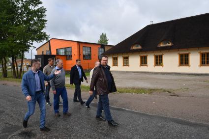 Великий Новгород. Губернатор Новгородской области Андрей Никитин  во время посещения  фабрики `Медовый дом` в селе  Мойка.