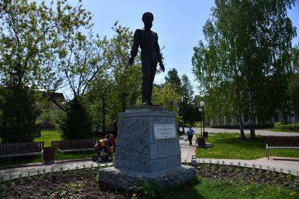 Великий Новгород.  Памятник путешественнику, этнографу Николаю Миклухо-Маклаю.