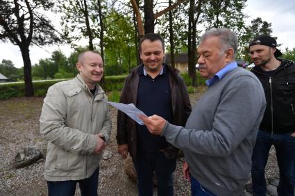 Великий Новгород. Губернатор Новгородской области Андрей Никитин ( в центре)  и Корреспондент `Комсомольской правды` Александр Гамов ( справа) у арт-объекта `Улей желаний` в селе  Мойка.