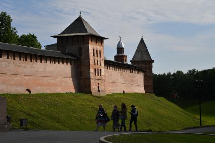 Великий Новгород.  У стен Новгородской крепости.