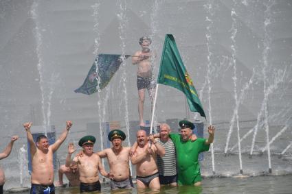 Москва. Пограничники в запасе празднуют День пограничника в Парке Горького.