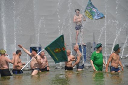 Москва. Пограничники в запасе празднуют День пограничника в Парке Горького.