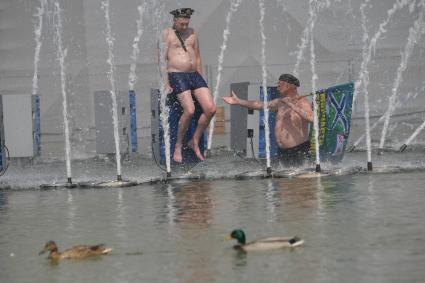 Москва. Пограничники в запасе празднуют День пограничника в Парке Горького.