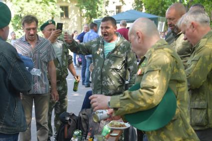 Москва. Пограничники в запасе празднуют День пограничника в Парке Горького.