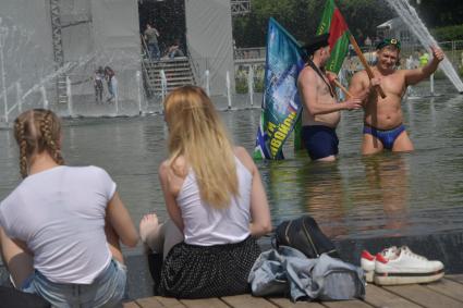 Москва. Пограничники в запасе празднуют День пограничника в Парке Горького.