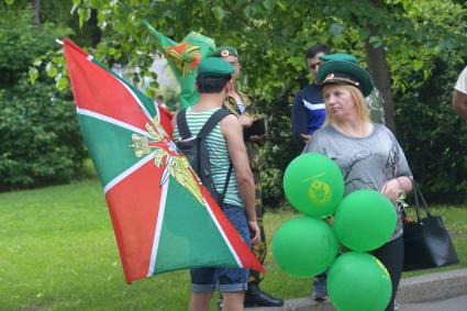 Москва. Пограничники в запасе празднуют День пограничника в Парке Горького.