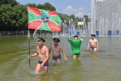 Москва. Пограничники в запасе празднуют День пограничника в Парке Горького.