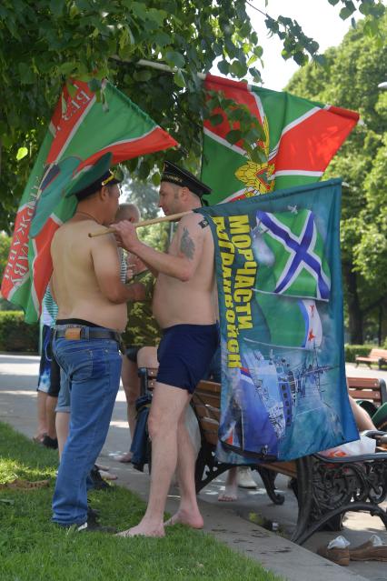 Москва. Пограничники в запасе празднуют День пограничника в Парке Горького.