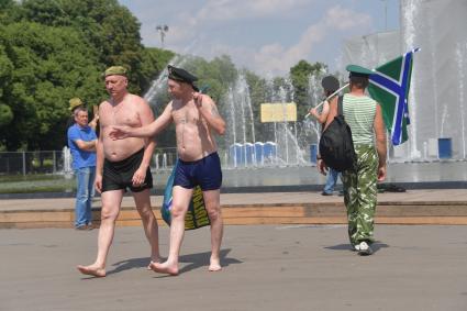 Москва. Пограничники в запасе празднуют День пограничника в Парке Горького.