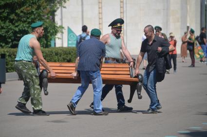 Москва. Пограничники в запасе празднуют День пограничника в Парке Горького.