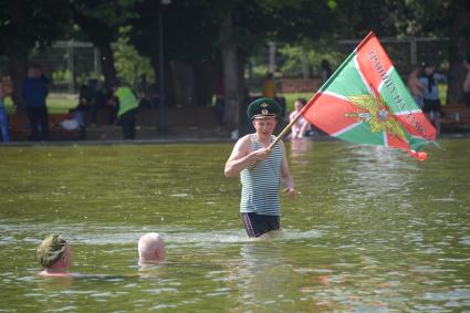 Москва. Пограничники в запасе празднуют День пограничника в Парке Горького.