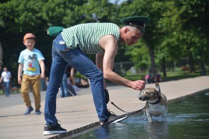 Москва. Пограничники в запасе празднуют День пограничника в Парке Горького.