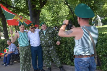 Москва. Пограничники в запасе празднуют День пограничника в Парке Горького.