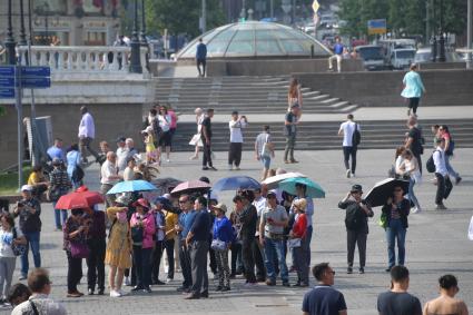 Москва.  Группа китайских туристов на Манежной площади.