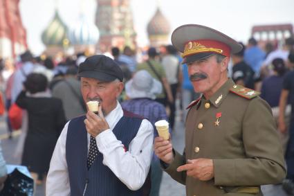 Москва.  Двойники Владимира Ленина и Иосифа Сталина на Красной площади едят мороженое.