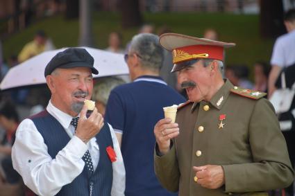 Москва.  Двойники Владимира Ленина и Иосифа Сталина на Красной площади едят мороженое.